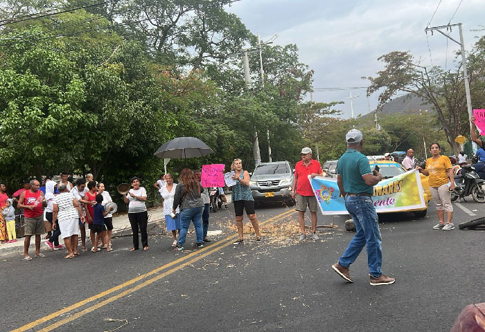 Bloqueos y cierres viales en Santa Marta por falta de agua