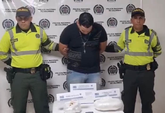 Iba en vehículo de servicio con 5 kilos de cocaína y lo capturaron