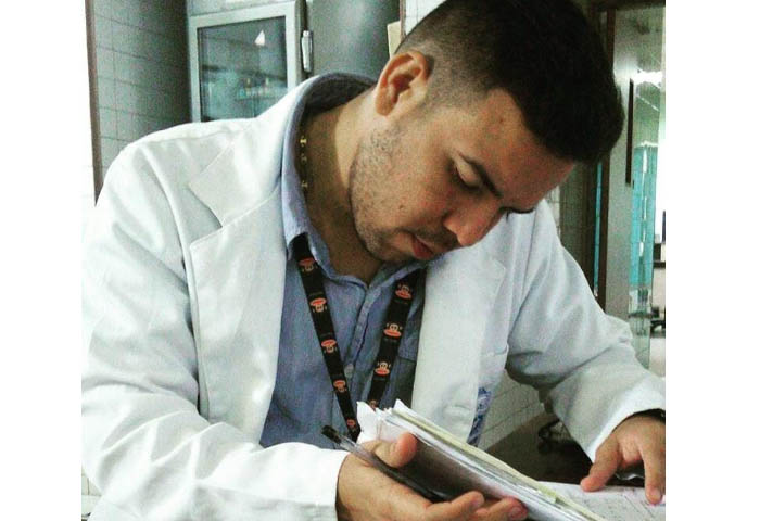 El médico venezolano que se escabulló de la guerra y el hambre para triunfar en Colombia