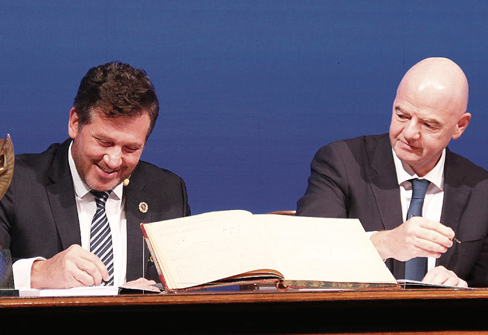 FIFA y Conmebol firman acta del Mundial de 2030