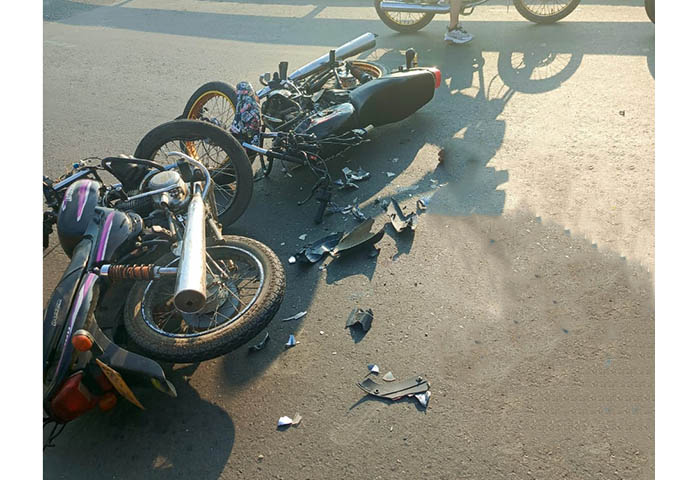 ENVIDEO: Aparatoso choque de moto dejó a jóvenes entre la vida y la muerte