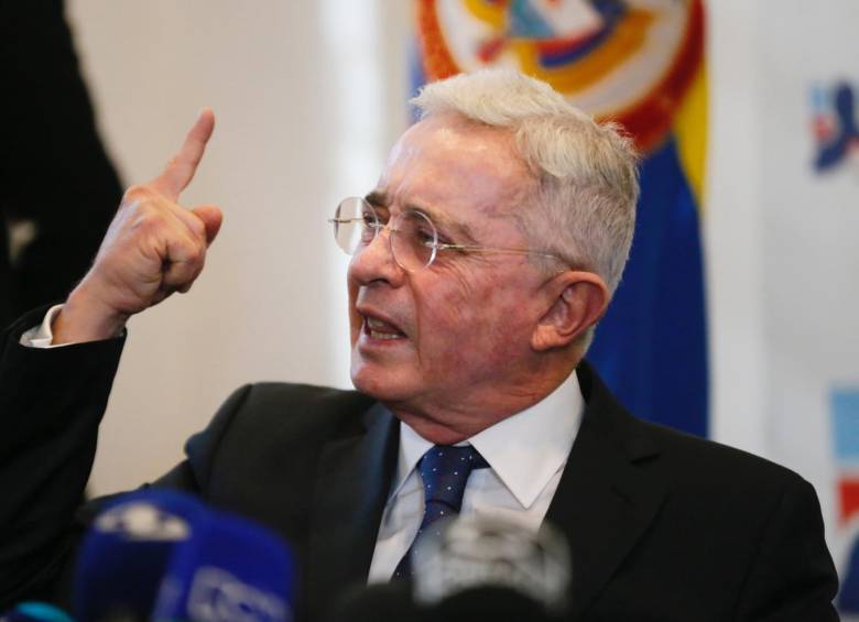 Álvaro Uribe calificó de “expropiación” intervenciones a las EPS y dijo que al país solo le quedan dos caminos