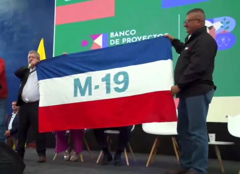 La última de Petro: exhibió bandera del M-19 en homenaje a Carlos Pizarro