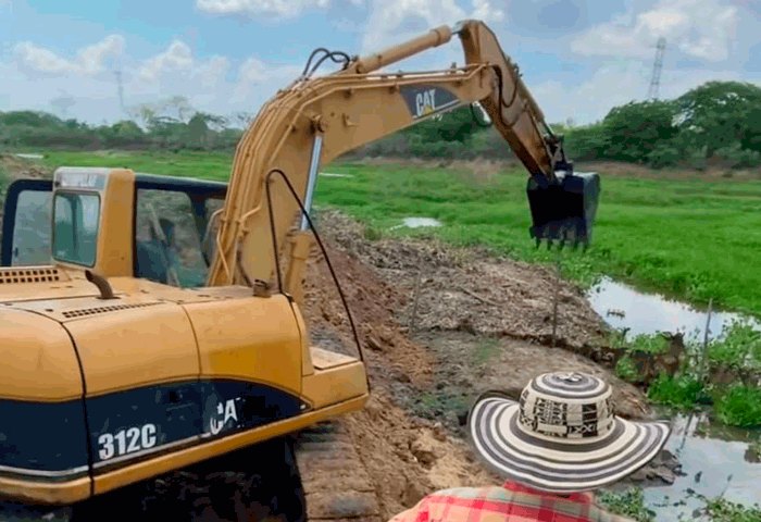 Con maquinaria amarilla, alcalde de Pivijay lidera respuesta ante sequía en Caño Ciego