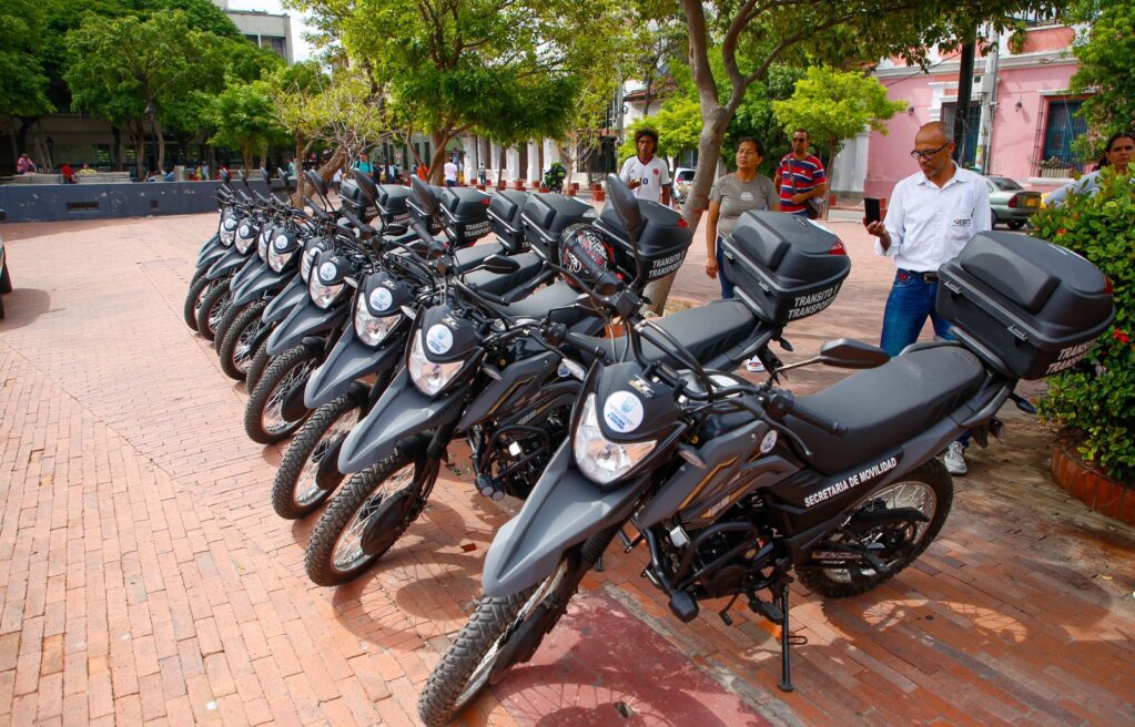 30 nuevos reguladores y 20 motos para mejorar la seguridad vial distrital