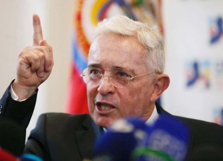 “No hay golpe blando ni duro, hay golpe económico”: fuerte crítica de Uribe por una posible crisis en Colombia